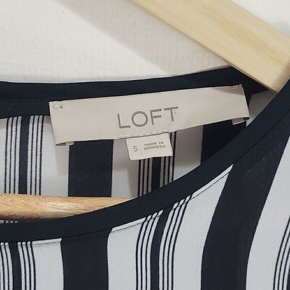 LOFTāFlaredāBellāSleevesĀ Blouseāināblackāandāwhiteāstripes. - Picture 2 of 7